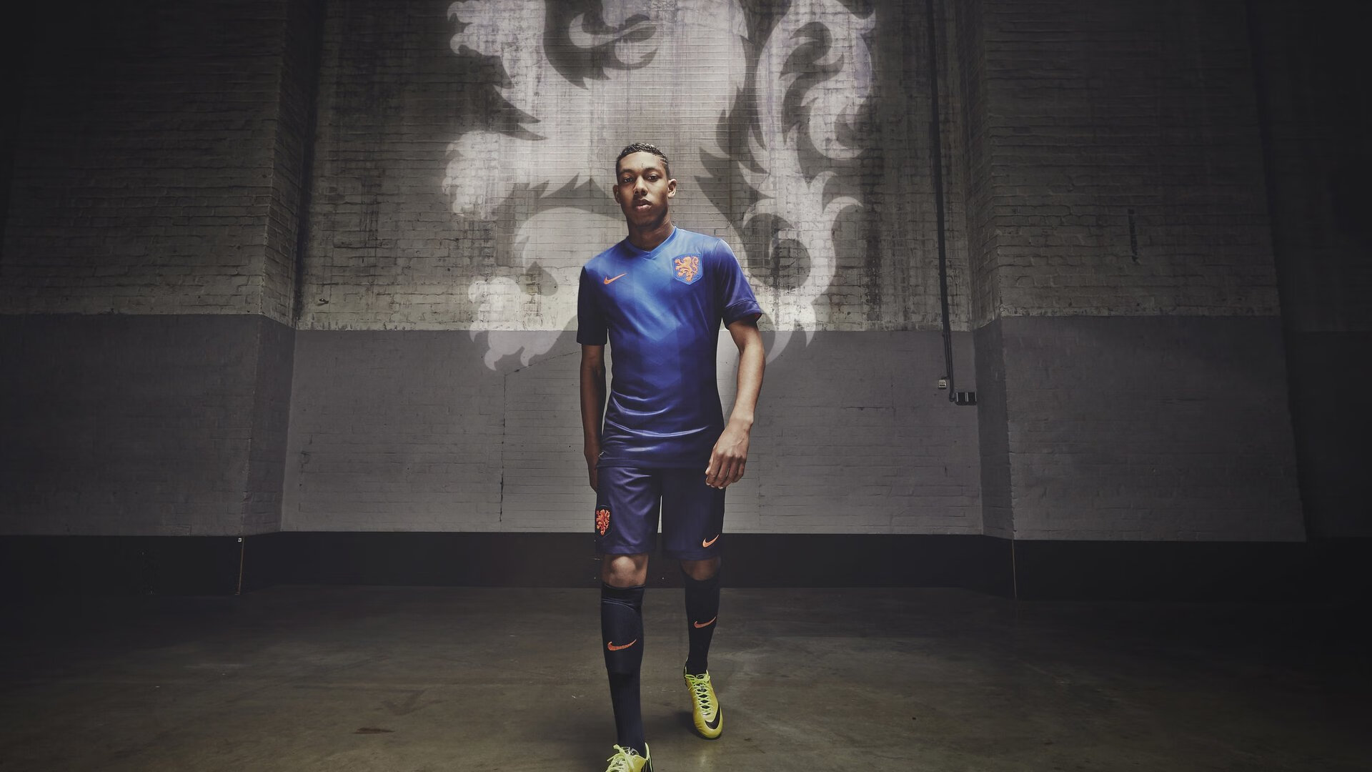 “高温预警期室内马拉松刷圈赛” 跑者在空调下完成全程