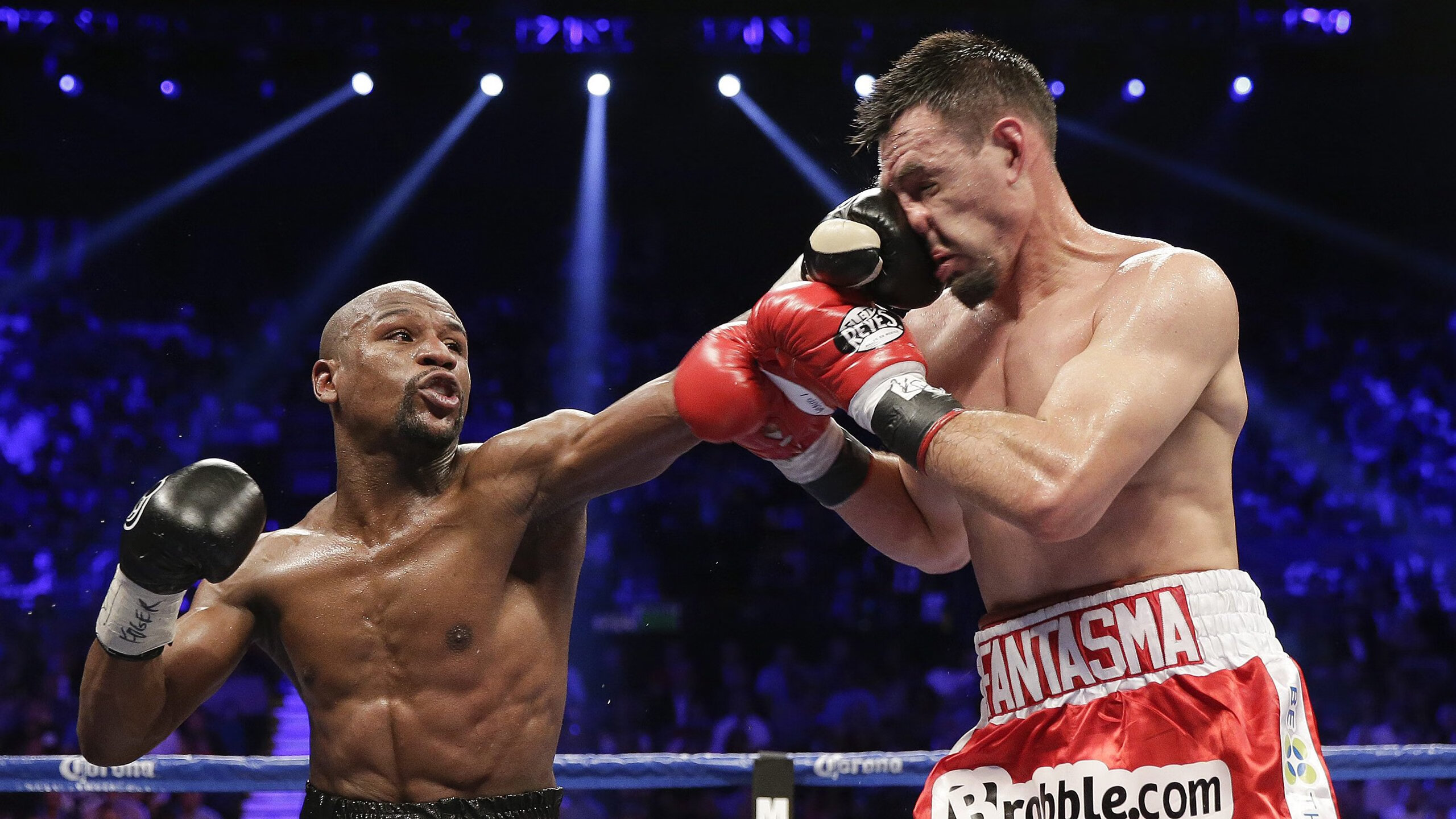 室内障碍跑“忍者闯关”赛 攀爬、荡环与翻越一应俱全